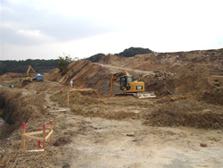新興住宅地の造成工事風景。悪い土で埋め戻され、区画されていく。
