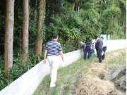 数名の男性が調査している様子