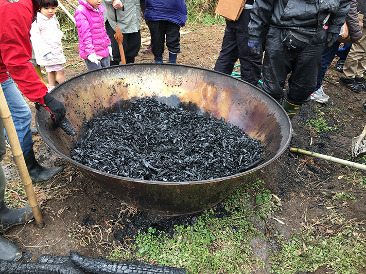無煙炭化器内の大量の炭