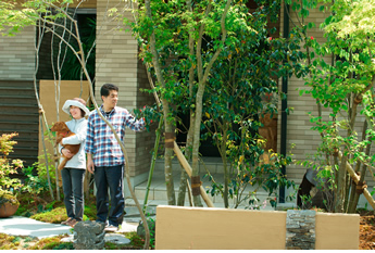 ご夫婦と愛犬が庭でくつろぐ様子