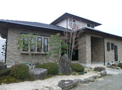 リフォーム前の建物正面と庭の様子