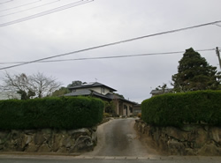 工事前の前面道路から見た敷地の様子