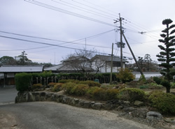 リフォーム前のアプローチと駐車スペースの様子