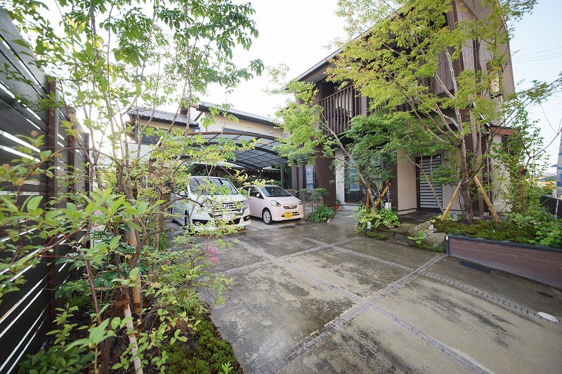 木漏れ日のさす玄関へ。 施工例1