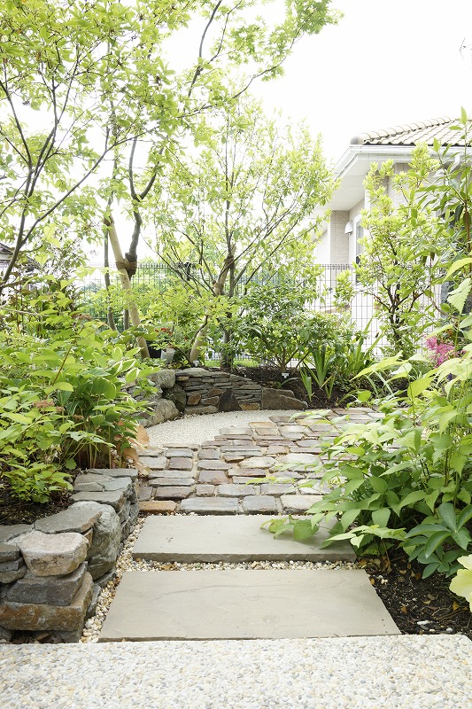 思い出の風が抜ける庭のディテール写真