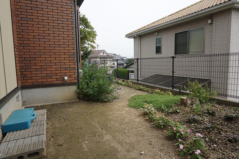 未整備の庭。土が広がり植栽も少ないリフォーム前の状態。