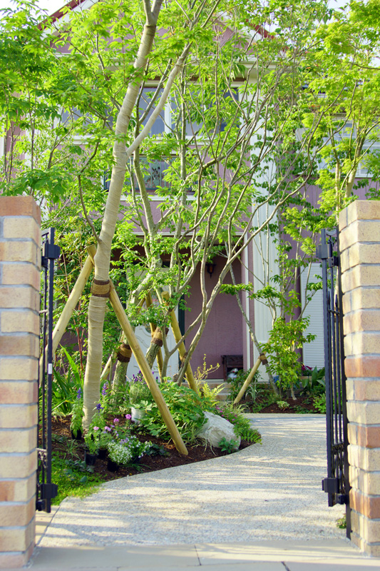 緑豊かな庭で過ごす贅沢時間。 メイン写真