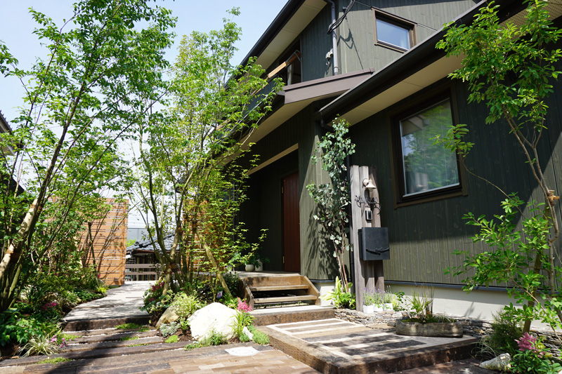 庭として駐車場を彩る。 施工例1