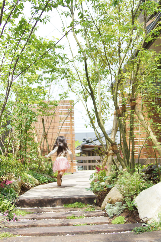 庭として駐車場を彩る。 メイン写真