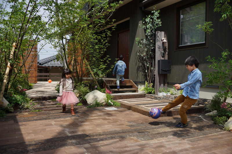 庭として駐車場を彩る。 施工例2