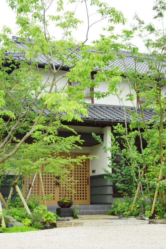 雑木と草花に包まれた暮らし。 メイン写真