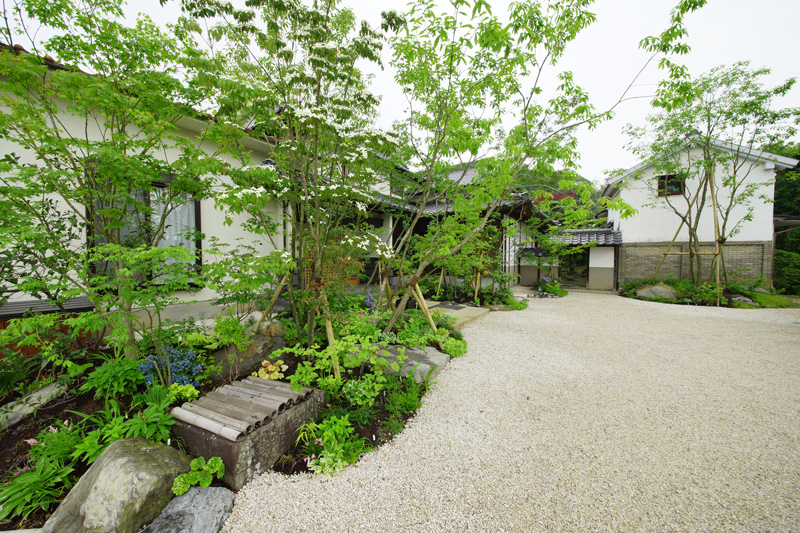 雑木と草花に包まれた暮らし。 施工例1