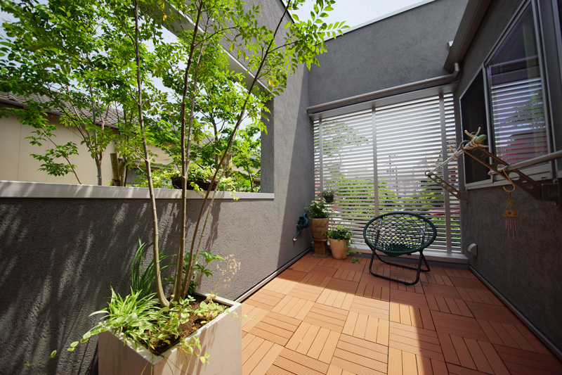 アプローチは木々の間を縫う様に。 施工例2