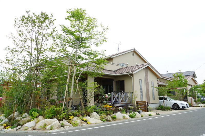 御影石と木立で魅せる外構 施工例1