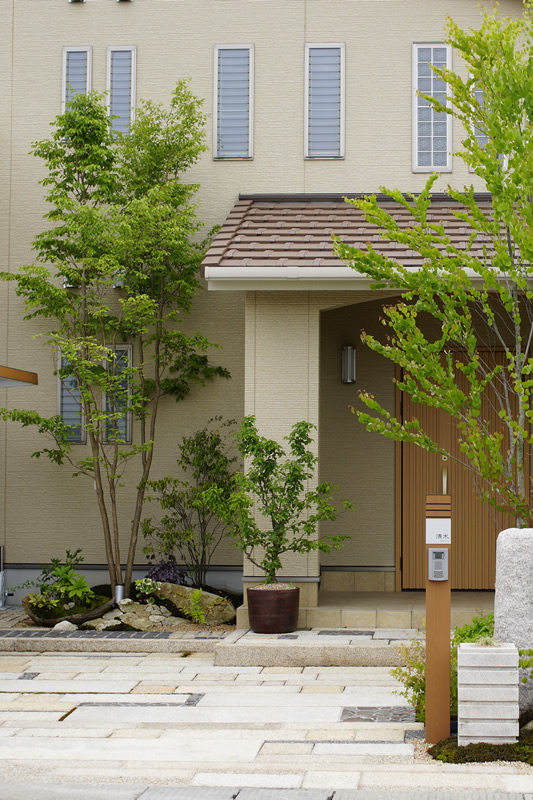 御影石と木立で魅せる外構 メイン写真