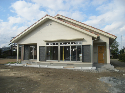 舗装前の駐車場と建物だけがあるシンプルな外構。