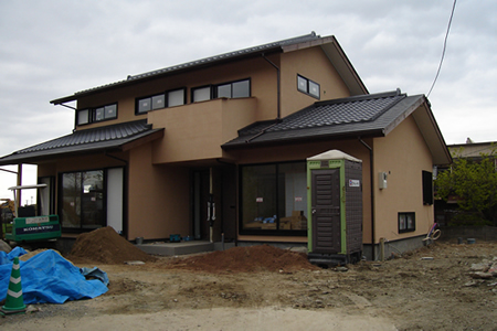 着工前の外観。落ち着いた色合いの新築住宅が建つ様子。