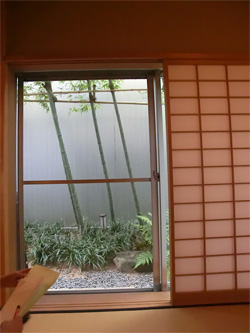 施工前の和室からの眺め。コンクリート壁とシンプルな庭が見える。