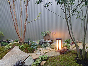 足もとを照らす庭園灯と雑木の足もとの植栽。
