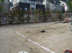 リビングから見た、施工前の殺風景な土の庭。