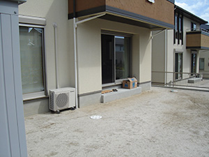 施工前、建物まわりがまだ土のままの庭全体の様子。