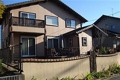 施工前の外観。道路側から見た殺風景な庭と建物。