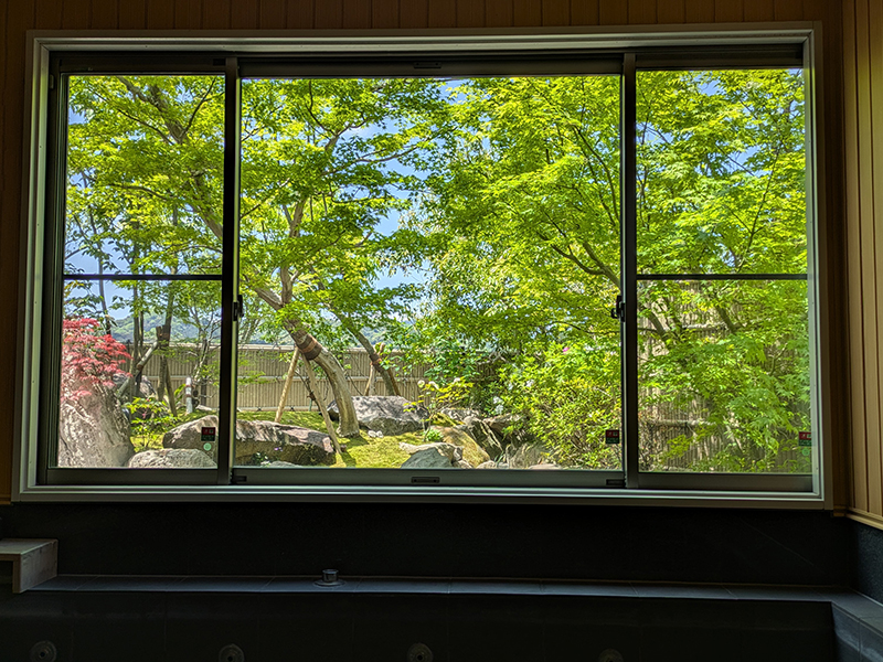 モミジを浴びる露天風呂