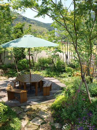 家族の集える庭造り メイン写真