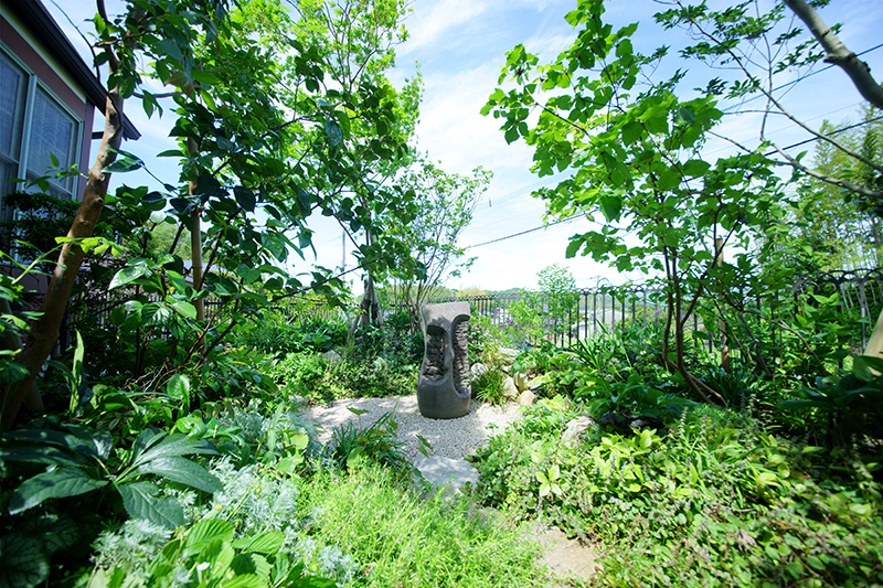 草木の生い茂るレンガの玄関先 改修後4