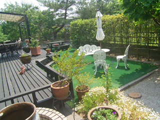 ウッドデッキから見た人工芝の庭。