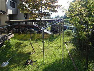 施工前の庭。バードバスが芝の中にひっそりと佇んでいる。