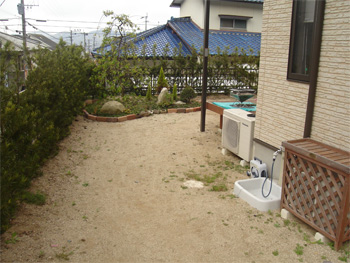 施工前の庭の様子。砂地とエアコン室外機が見える。