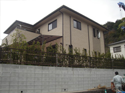 施工前。更地の庭と周囲の塀が見える。