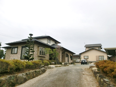 リフォーム前の建物正面とアプローチの様子